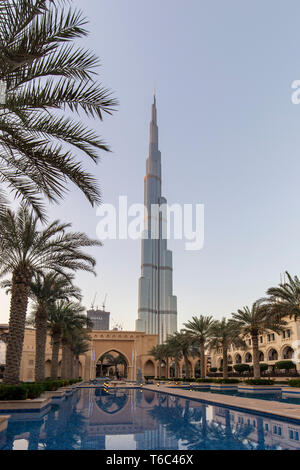 I UAE Dubai Burj Khalifa da Dubai Mall Gardens Foto Stock