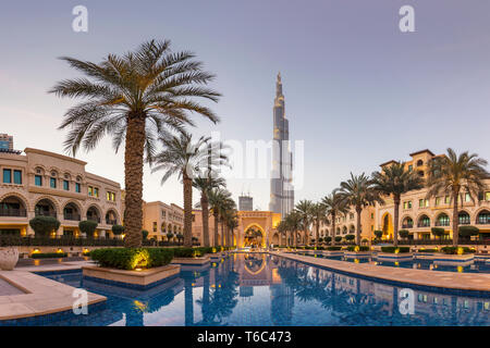 I UAE Dubai Burj Khalifa da Dubai Mall Gardens Foto Stock