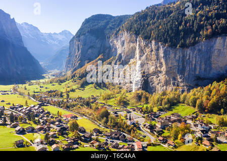 Vista aerea del Lauterbrunnen. Lauterbrunnen, cantone di Berna, Svizzera, Europa Foto Stock