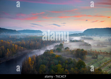 Vista aerea della valle della Dordogna & fiume Dordogna in una nebbiosa mattina in autunno, Lot, Midi-Pirenei, Francia Foto Stock