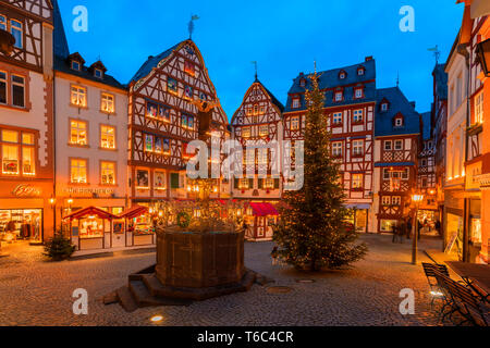 Mercatino di Natale a Bernkastel-Kues, Renania-Palatinato, Germania Foto Stock