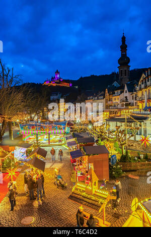 Mercatino di Natale con sul Reichsburg Cochem, Cochem, Renania-Palatinato, Germania Foto Stock