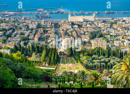 Israele, Distretto di Haifa, Haifa. Baha'i giardini e gli edifici nel centro cittadino di Haifa visto dal Monte Carmelo. Foto Stock