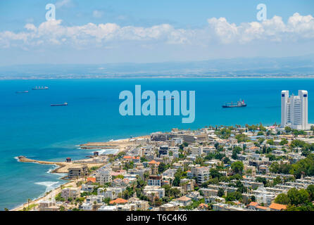 Israele, Distretto di Haifa, Haifa. Ad alto angolo di vista del centro di Haifa dal Monte Carmelo. Foto Stock