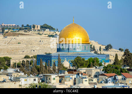 Israele, distretto di Gerusalemme, Gerusalemme. Cupola della roccia sul Monte del Tempio e edifici della Città Vecchia di fronte al monte degli Ulivi. Foto Stock