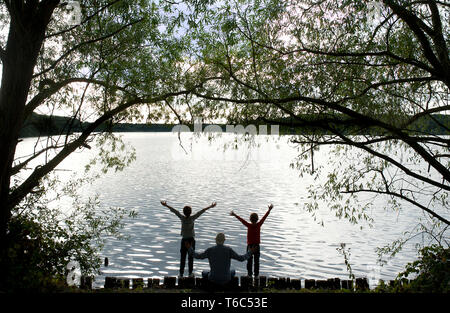 Famiglia su un pontone galleggiante sul lago ' Lac de la Mare ' in Goriaux, nella foresta demaniale di Raismes-Saint-Amand-Wallers, riserva naturale nelle scarpe- Foto Stock