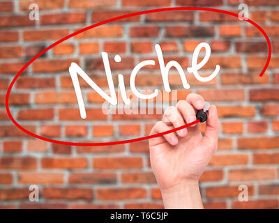 Man mano che scrive una nicchia con un pennarello nero su schermo visivo. Foto Stock