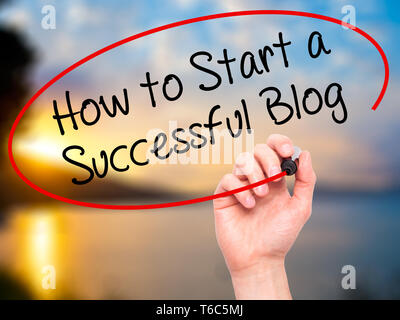 L'uomo la scrittura a mano come avviare un blog di successo con il pennarello nero su schermo visivo Foto Stock