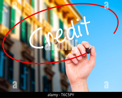 Man mano il credito di scrittura con pennarello nero su schermo visivo Foto Stock