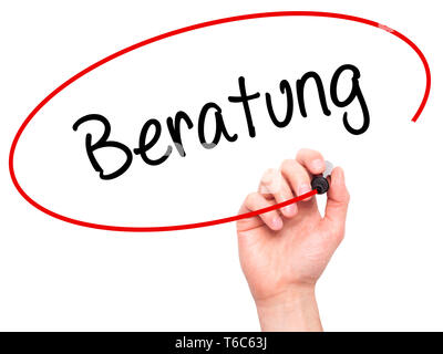 Man mano che scrive Beratung (consulenza in tedesco) con pennarello nero su schermo visivo Foto Stock