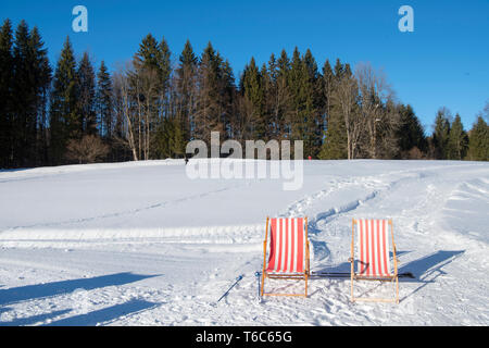 Österreich, Niederösterreich, Lackenhof am Ötscher, Liegestühle im Schnee am Mandlboden Foto Stock