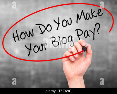 L'uomo la scrittura a mano come fare in modo che il tuo Blog pagare? Con il pennarello nero su schermo visivo Foto Stock