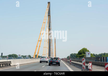 Deutschland, Renania settentrionale-Vestfalia, Duisburg, die 1966 - 1971 gebaute Autobahnbrücke zwischen den Duisburger Stadtteilen Neuenkamp und Homberg gehört mi Foto Stock