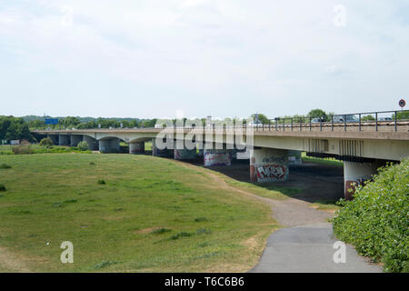 Deutschland, Renania settentrionale-Vestfalia, Mühlheim an der Ruhr, Autobahnbrücke über die der Ruhr A40 Raffelbergbrücke von Südosten Foto Stock