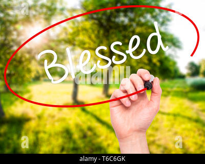 Man mano che scrive Benedetto con un pennarello nero su schermo visivo Foto Stock