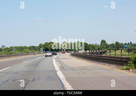 Deutschland, Renania settentrionale-Vestfalia, Mühlheim an der Ruhr, autostrada A40, Raffelbergbrücke über die Ruhr (von Westen) Foto Stock