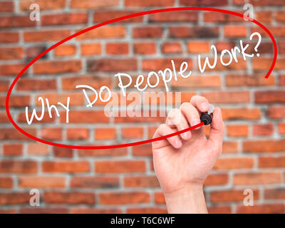 Man mano che scrive perché la gente al lavoro? Con il pennarello nero su schermo visivo Foto Stock