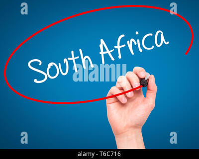 Man mano che scrive il Sud Africa con pennarello nero su schermo visivo Foto Stock