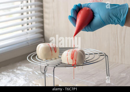 Il processo di realizzare mousse torte a forma di cuore Foto Stock