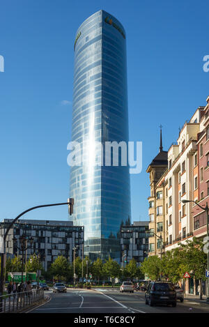 Punto di riferimento e di un edificio alto e moderno Iberdrola torre in Bilbao Foto Stock