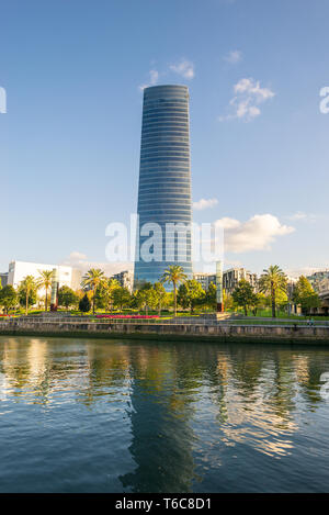 Punto di riferimento e di un edificio alto e moderno Iberdrola torre in Bilbao Foto Stock