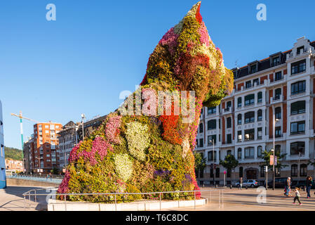 Cane da fiori nel centro città di Bilbao Foto Stock