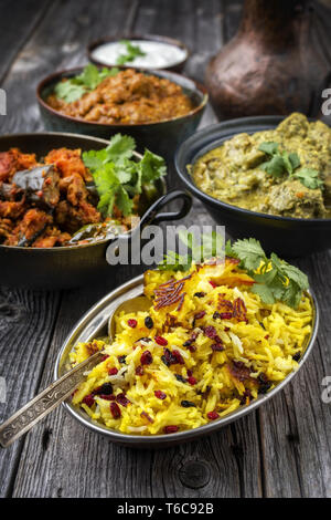 Tradizionale Indiano Curry iraniano con Tahdig come close-up in una Korai Foto Stock
