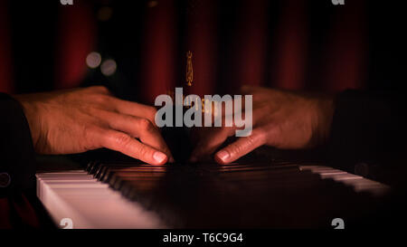 Vijay Iyer (nato il 26 ottobre 1971) è un American jazz pianist, compositore, bandleader, produttore e musicista elettronico, e scrittore basata a New York City. Egli sarà l'artista in residenza presso il Molde Jazz Festival nel 2017. Foto Stock