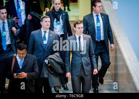 Rob Porter e Jared Kushner sul loro modo di ascoltare Donald Trump il discorso durante l'ultimo giorno del World Economic Forum - WEF. Rob Porter era originariamente casa bianca del segretario personale fino a quando non è stato licenziato a causa di abuso domestico accuse. Foto Stock