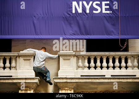 NYSE borsa il giorno dopo la bail-out pacchetto è stato respinto in casa. Un lavoratore NYSE fa alcune equilibratura di 15 piedi sopra la terra. Foto Stock