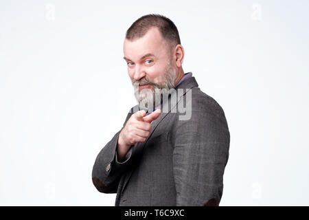 Uomo maturo puntando alla fotocamera come la scelta di voi. I buoni consigli di concetto. Foto Stock