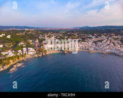 Drone foto oltre la Costa Brava costiere, piccolo villaggio Calella de Palafrugell della Spagna Foto Stock