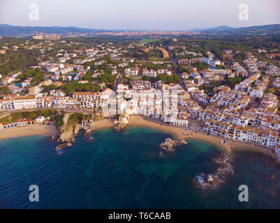 Drone foto oltre la Costa Brava costiere, piccolo villaggio Calella de Palafrugell della Spagna Foto Stock