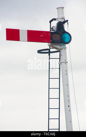 Tradizionale a singola semaforo per ferrovia Foto Stock