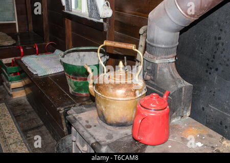 Vintage bollitore e antica stufa in Gypsy Caravan Foto Stock