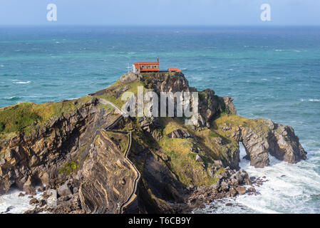 Gaztelugatxe isolotto con piccola San Juan hermitage sulla costa del golfo di Guascogna provincia della Spagna Foto Stock