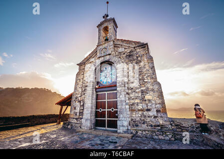 Piccola chiesa fo San Juan eremo di Gaztelugatxe isolotto sulla costa del golfo di Guascogna provincia della Spagna Foto Stock