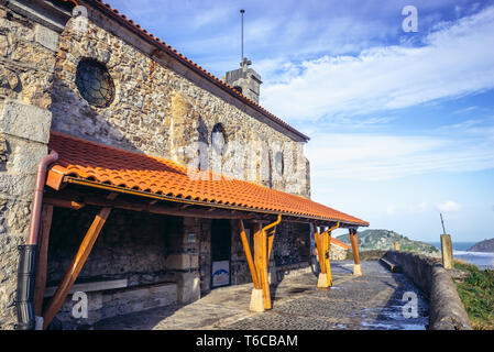 Piccola chiesa fo San Juan eremo di Gaztelugatxe isolotto sulla costa del golfo di Guascogna provincia della Spagna Foto Stock