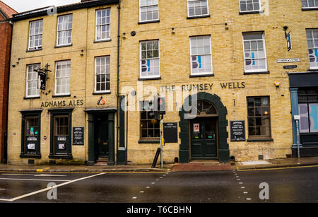 I pozzetti Rumsey ale house nella città medievale di Norwich, Norfolk. Questa tradizionale e real ale pub è di proprietà dell'Adnams Brewery. Foto Stock