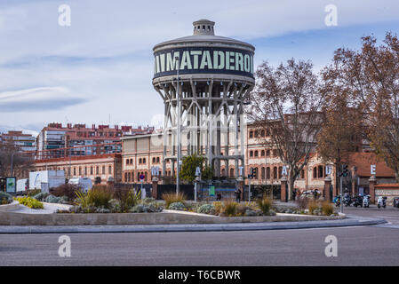 Il vecchio serbatoio di acqua prossimo al Matadero Madrid Arts Centre situato nell'ex macello in Arganzuela Distretto di Madrid, Spagna Foto Stock