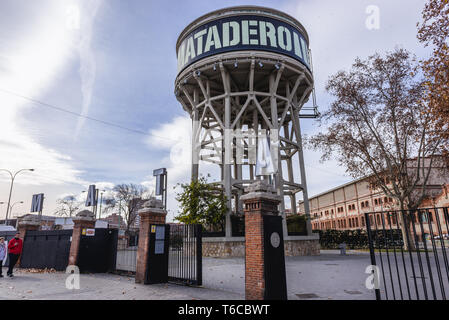 Il vecchio serbatoio di acqua prossimo al Matadero Madrid Arts Centre situato nell'ex macello in Arganzuela Distretto di Madrid, Spagna Foto Stock