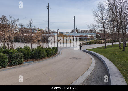 Madrid Rio zona ricreativa di Madrid in Spagna, vista con Matadero Crystal Palace sullo sfondo Foto Stock