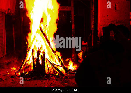 Festival indiano della combustione del demoness Holika proprio nella città Foto Stock