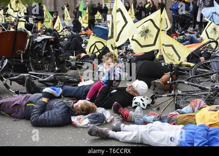 Estinzione della ribellione ciclisti 'caldo' centro di Londra per protestare contro la morte di insetti - estinzione della ribellione manifestanti hanno tenuto una "massa critica" manifestazione ciclistica Foto Stock