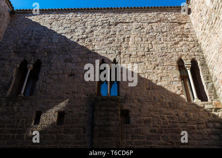 Chiostro della chiesa di Sant Vicenç di Cardona, situato nel centro del Castello di Cardona, nella città medievale di Cardona in Catalogna, Spagna Foto Stock