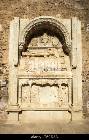 Tomba dei duchi di Cardona all interno della chiesa di Sant Vicenç di Cardona, situato nel centro del Castello di Cardona, nel medioevo Foto Stock