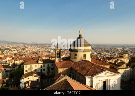 Panoramica vista aerea di Bergamo Alta, la città alta. Si tratta di una cittadina medievale in Italia settentrionale, sullo sfondo la lowercity in pianura Foto Stock