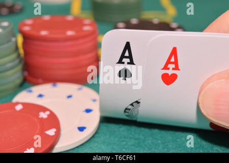 Aces coppia su di un tavolo da gioco con chip Foto Stock