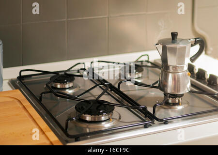 Una fumante pentola moka sul fornello da cucina Foto Stock