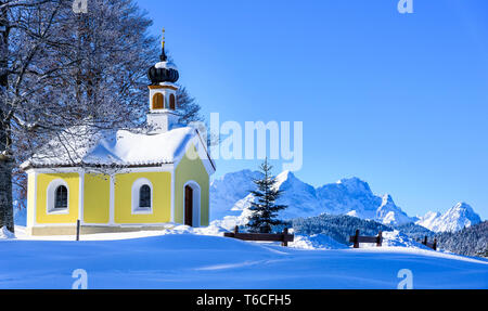 Bella cappella in invernale sulle Alpi bavaresi vicino a Krün Foto Stock